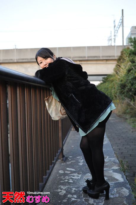 アジアのカバーガール、桃瀬樹里がPOVフェラチオの後、顔に射精を受ける