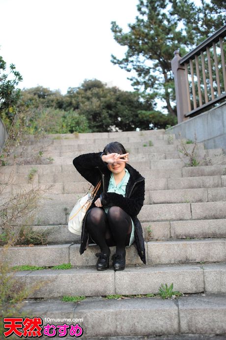 アジアのカバーガール、桃瀬樹里がPOVフェラチオの後、顔に射精を受ける