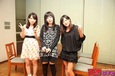 三個亞洲女孩在手指操之前脫光衣服