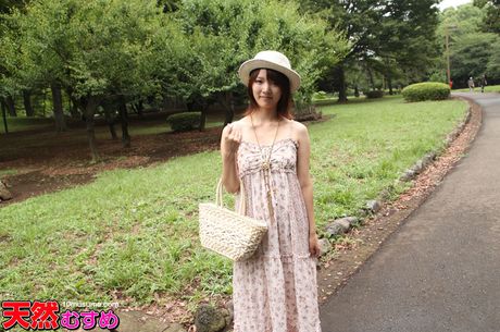 亞洲女僕 Chitoseeyukino 的陰道被假陽具塞滿