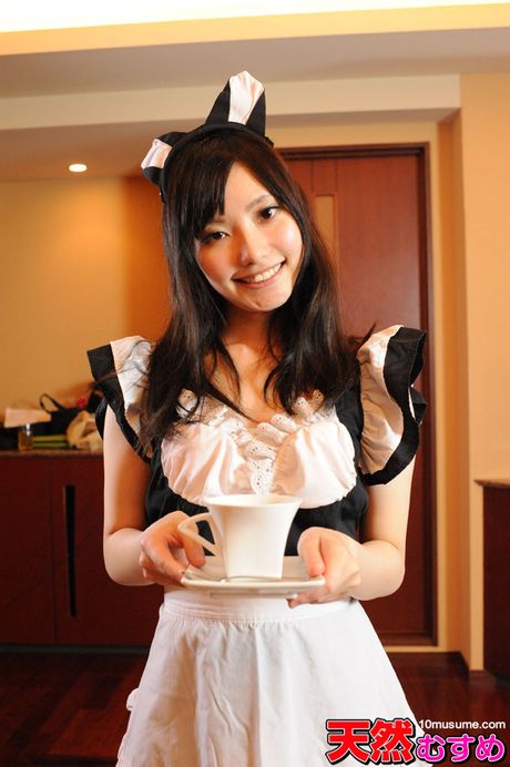 Asiatisk babe Riko Tanabe tager sit kostume af og onanerer