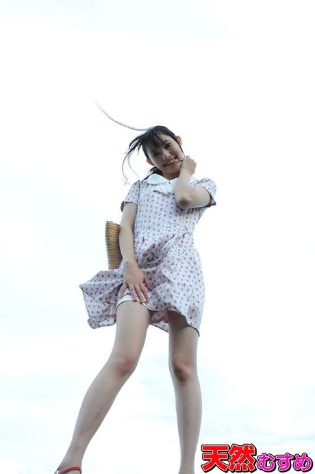 Asiatisk babe Riko Tanabe tager sit kostume af og onanerer