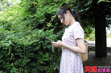 Asiatisk babe Riko Tanabe tager sit kostume af og onanerer