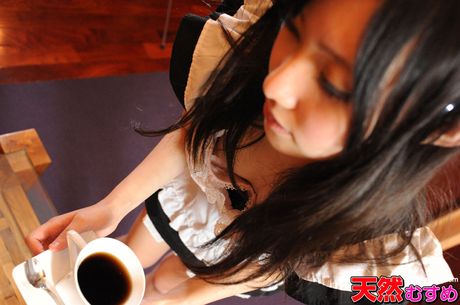 Asiatisk babe Riko Tanabe tager sit kostume af og onanerer