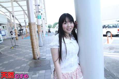 Asiatisk søde Yuma Miyazaki får sit røvhul og fisse dicked i POV