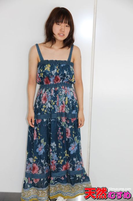 亞洲少女 Aoi Mayu 露出小乳房並獨自自慰