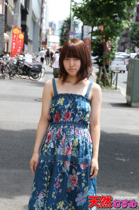 アジアのティーン青井まゆは彼女の小さなおっぱいを露出し、ソロでオナニーします