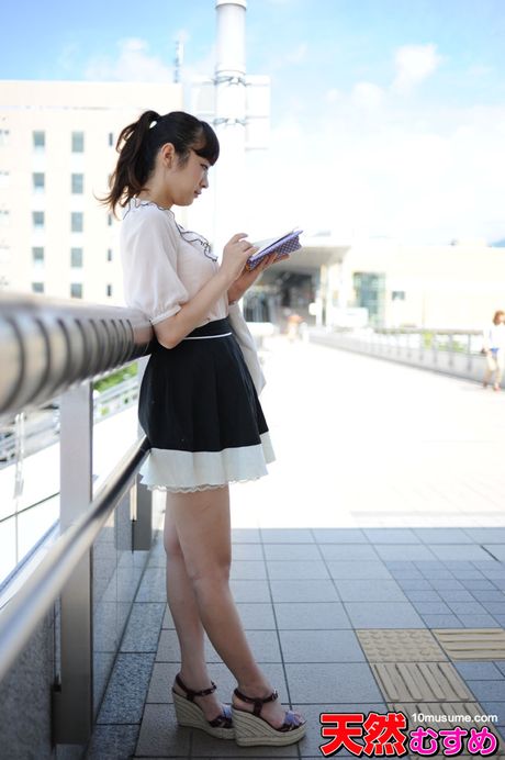 亞洲美女柏木麻衣露出她巨大的乳房並張開她的陰部