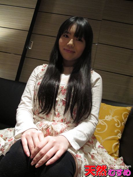 豐滿的亞洲寶貝宮崎優真展現了她驚人的乳房並被射在了體內