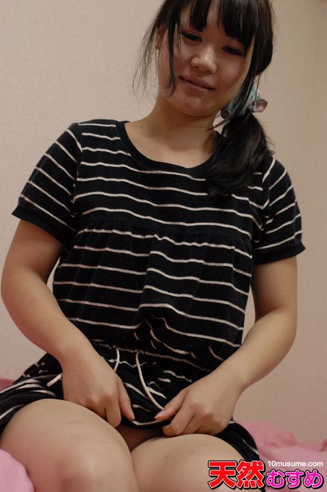 アジアの美女、加納茜がアナルセックスと膣セックスの前にオマンコを触る