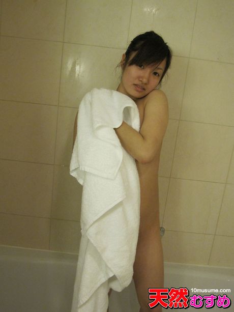 アジアのカバーガール、イチ・マオがPOVフェラチオと膣ファックの前に裸になる