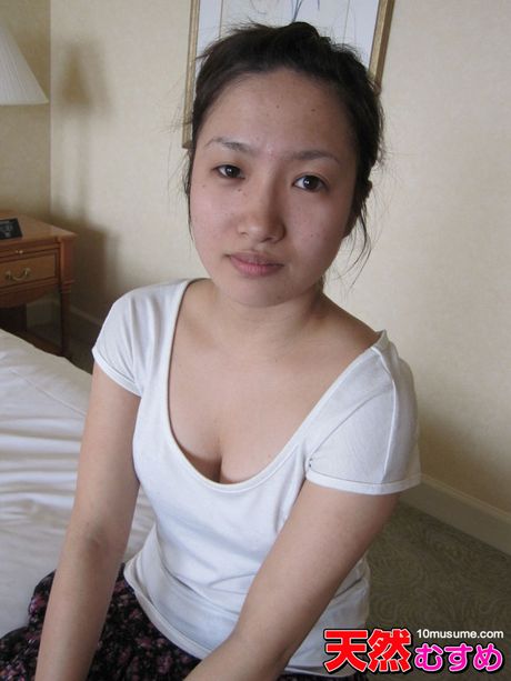 アジアのカバーガール、イチ・マオがPOVフェラチオと膣ファックの前に裸になる