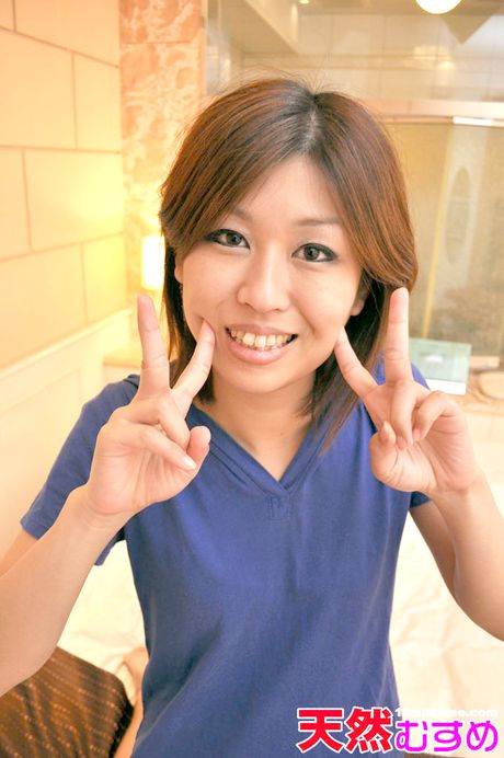 Asian babe Sakaguchi Yumi takes a shower before a finger fuck