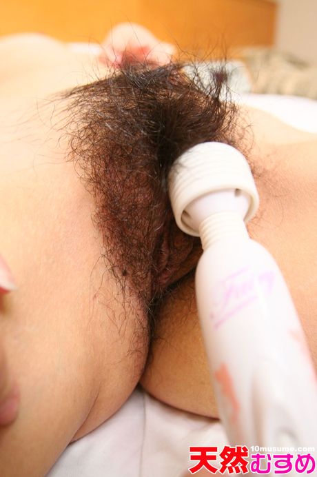 亞洲寶貝 Nagisa Izumi 在陰道性交前擠壓她的乳房