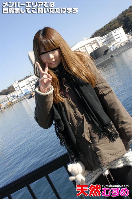 棕色眼睛的川崎玲展示她天然的乳房和完美的臀部