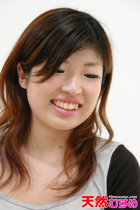 亞洲美女佐藤愛莉在陰道插入前脫光衣服