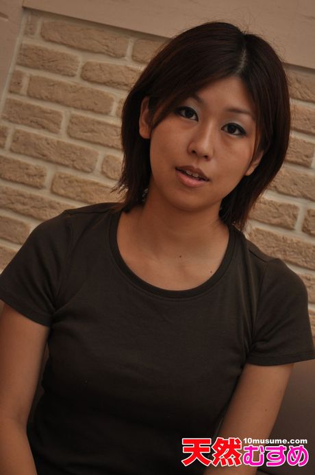 Asiatisk teenager Sakaguchi Yumi bliver nøgen før et POV-fuck på et badeværelse