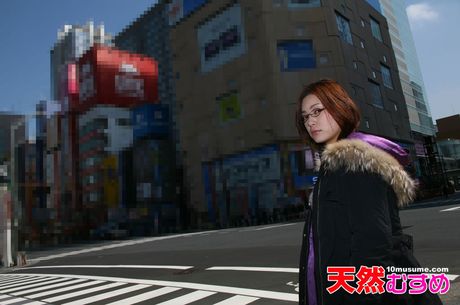 アジアの美女足立梨花が靴下でオナニーする前に裸になる