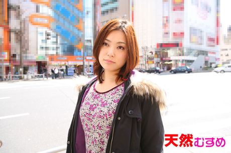 アジアの美女足立梨花が靴下でオナニーする前に裸になる