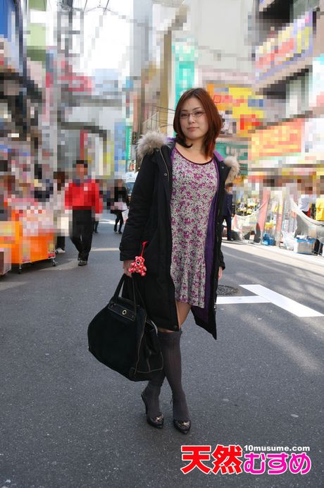 アジアの美女足立梨花が靴下でオナニーする前に裸になる