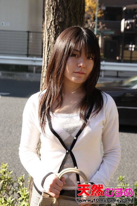 アジアの美女鈴木真央が小さなおっぱいを披露し、ソロで生のモデルを披露