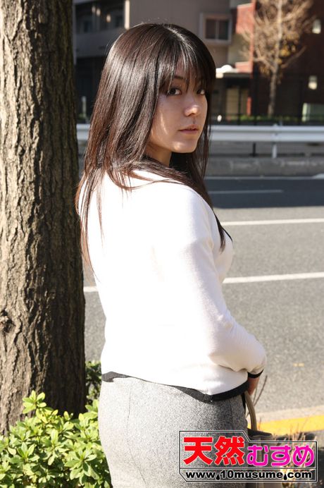 アジアの美女鈴木真央が小さなおっぱいを披露し、ソロで生のモデルを披露