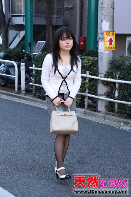 アジアの美女鈴木真央が小さなおっぱいを披露し、ソロで生のモデルを披露