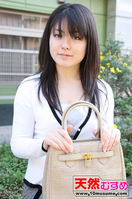 アジアの美女鈴木真央が小さなおっぱいを披露し、ソロで生のモデルを披露