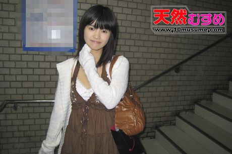 Asiatisk pige Aya bliver nøgen før en vaginal indsættelse