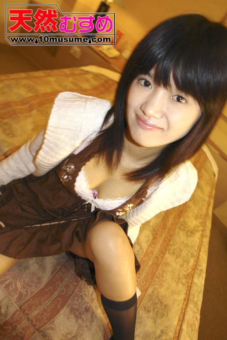 Asiatisk pige Aya bliver nøgen før en vaginal indsættelse