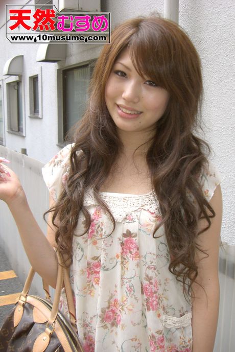 棕色眼睛的 Wakana 是一位喜歡做愛的性感亞洲少女