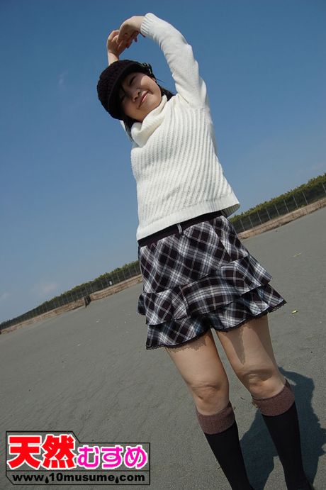 アジアの美人夏樹ゆきこが、欲情した男に服を脱がされて犯される