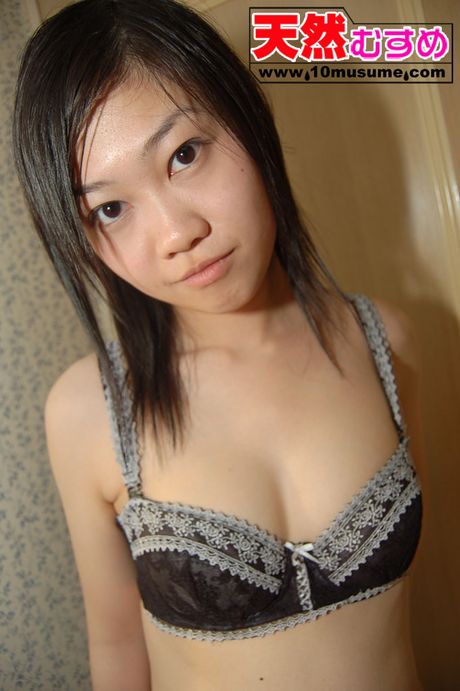 アジアの美人夏樹ゆきこが、欲情した男に服を脱がされて犯される