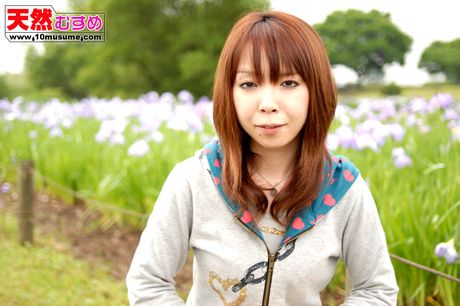 性感亞洲熟婦 Aki 口交後，臉上和陰部沾滿了精液