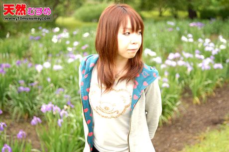 性感亞洲熟婦 Aki 口交後，臉上和陰部沾滿了精液