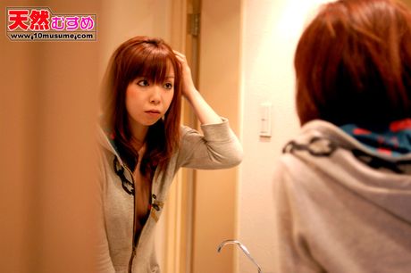 性感亞洲熟婦 Aki 口交後，臉上和陰部沾滿了精液