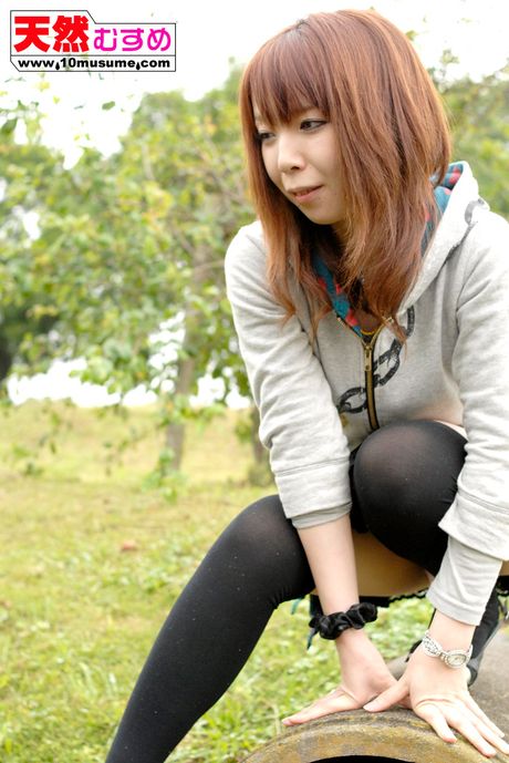 性感亞洲熟婦 Aki 口交後，臉上和陰部沾滿了精液