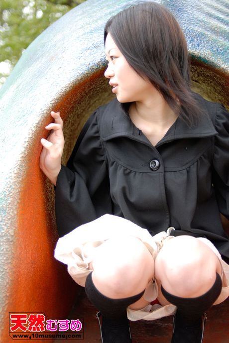 ミオは自分の体を披露するのが大好きなホットなアジアの美女です