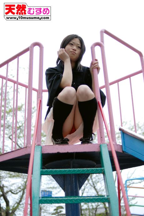 ミオは自分の体を披露するのが大好きなホットなアジアの美女です