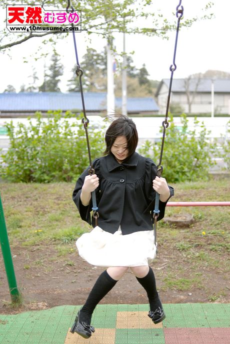 ミオは自分の体を披露するのが大好きなホットなアジアの美女です