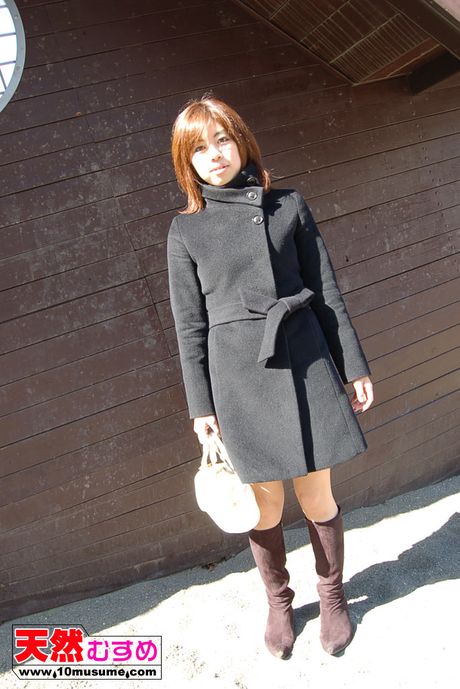 亞洲美女 Megumi 獨自露出小巧的乳房並揉搓陰部