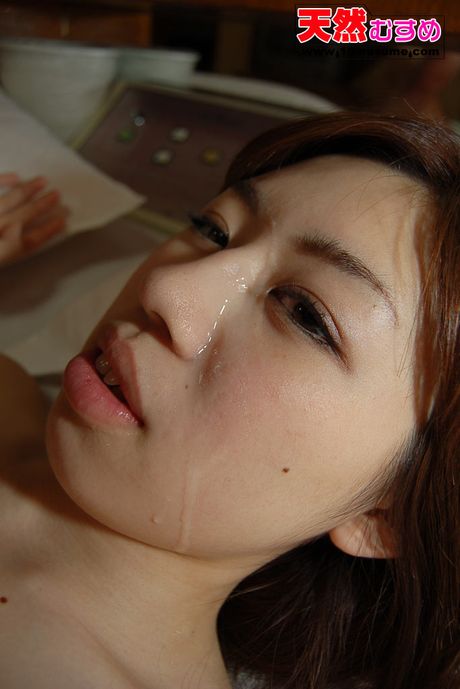 亞洲美女 Megumi 獨自露出小巧的乳房並揉搓陰部