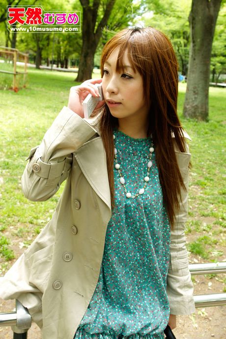 棕色眼睛的日本寶貝 Saki Asama 穿著性感服裝擺姿勢