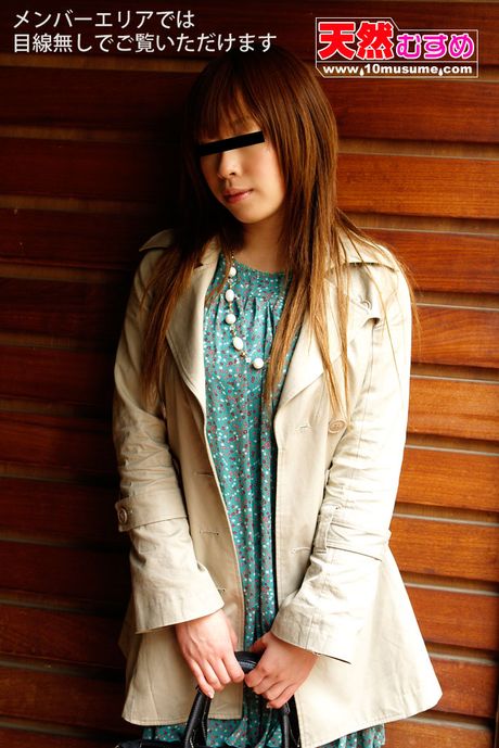 棕色眼睛的日本寶貝 Saki Asama 穿著性感服裝擺姿勢