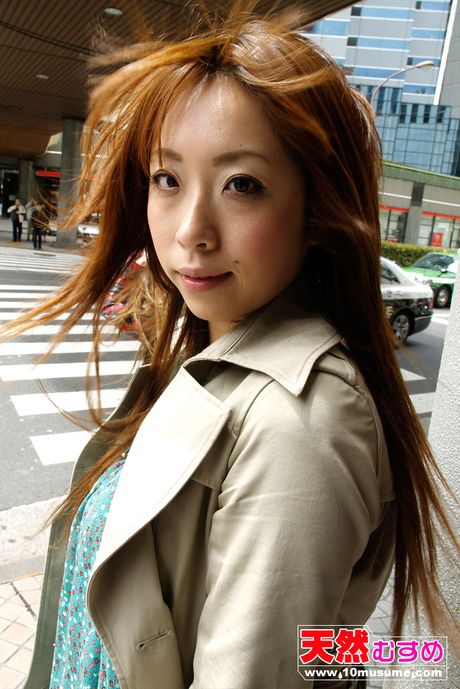 棕色眼睛的日本寶貝 Saki Asama 穿著性感服裝擺姿勢