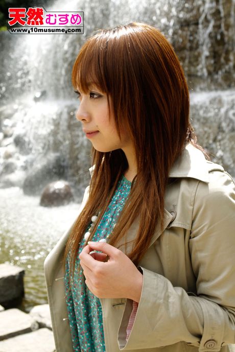 棕色眼睛的日本寶貝 Saki Asama 穿著性感服裝擺姿勢