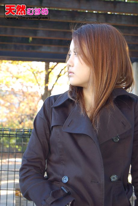 Asiatisk amatør Mao stripper og får sin twat creampied i køkkenet