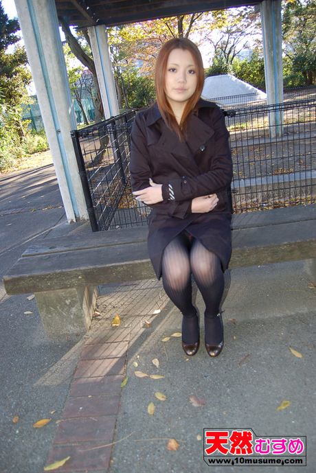 Asiatisk amatør Mao stripper og får sin twat creampied i køkkenet