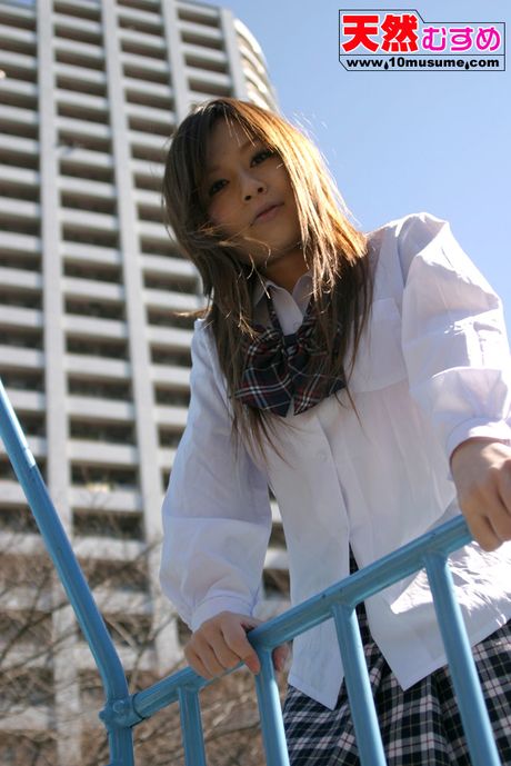 亞洲女學生今井梨花脫衣服後在地板上尿尿