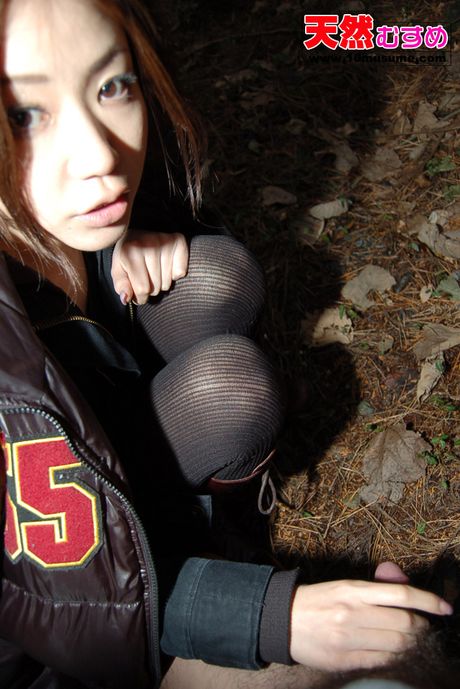 Brunøjede asiatiske babe Shina viser sine små bryster frem og onanerer